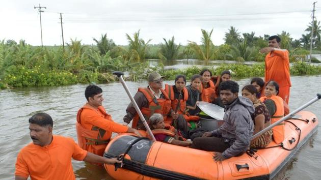 Members of National Disaster Response Force (NDRF) evacuate flood-affected people to a safer place, in Sangliwadi, Sangli district, in Maharashtra. (REUTERS) Members of National Disaster Response Force (NDRF) evacuate flood-affected people to a safer place, in Sangliwadi, Sangli district, in Maharashtra. (REUTERS)