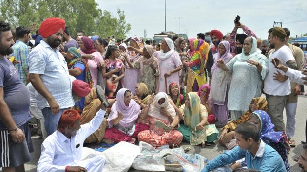 Followers of Ravidas Community holding a protest.(Gurminder Singh/Hindustan Times) Followers of Ravidas Community holding a protest.(Gurminder Singh/Hindustan Times)