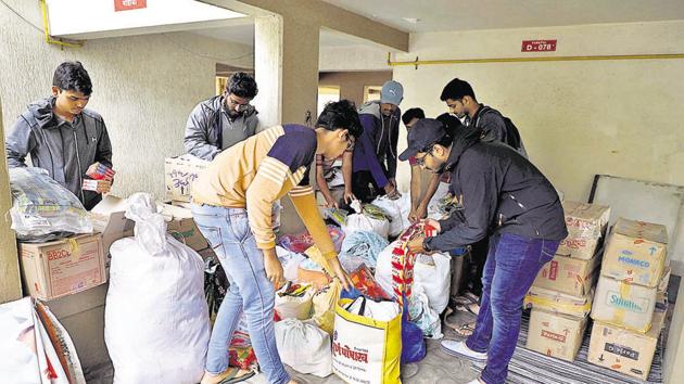 Various citizen groups have set up relief collection centres at Padmavatinagar, Sambhajinagar and Dhankavdi on Saturday. The relief materials will be later sent to flood-affected areas in Kolhapur, Sangli and other areas of western Maharashtra. (Rahul Raut/HT PHOTO) Various citizen groups have set up relief collection centres at Padmavatinagar, Sambhajinagar and Dhankavdi on Saturday. The relief materials will be later sent to flood-affected areas in Kolhapur, Sangli and other areas of western Maharashtra. (Rahul Raut/HT PHOTO)