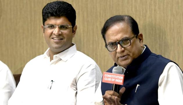 Senior leader of Jannayak Janta Party Dushyant Singh Chautala and senior BSP leader Satish Mishra address the media about their alliance in the forthcoming Vidhan Sabha election, at Constitution Club, in New Delhi, India, on Sunday, August 11, 2019.(Sushil Kumar/HT PHOTO)