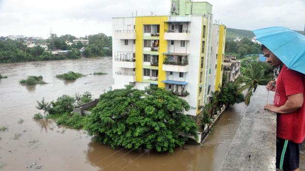 People shifted from flood affected home with their luggage at Ekata nagar, Vitthalwadi in Pune. -HT photo(HT photo) People shifted from flood affected home with their luggage at Ekata nagar, Vitthalwadi in Pune. -HT photo(HT photo)
