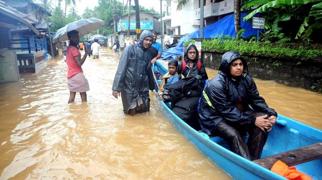 People move to safer grounds from a flood affected area in Kozhikode, Saturday, August 10, 2019.(PTI photo)