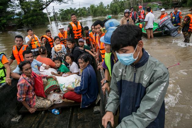 Rescuers evacuate residents by boat . Floodwaters have submerged more than 4,000 houses in the state and displaced more than 25,000 residents who have sought shelter in monasteries and pagodas, according to state-owned Global New Light of Myanmar. (Sai Aung Main / AFP) Rescuers evacuate residents by boat . Floodwaters have submerged more than 4,000 houses in the state and displaced more than 25,000 residents who have sought shelter in monasteries and pagodas, according to state-owned Global New Light of Myanmar. (Sai Aung Main / AFP)