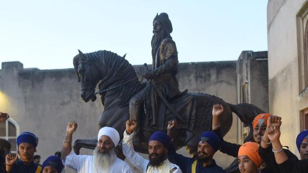 Pakistani Sikh gesture in front of the statue of Maharaja Ranjit Singh, leader of the Sikh empire at the Lahore fort. (File photo: AFP) Pakistani Sikh gesture in front of the statue of Maharaja Ranjit Singh, leader of the Sikh empire at the Lahore fort. (File photo: AFP)
