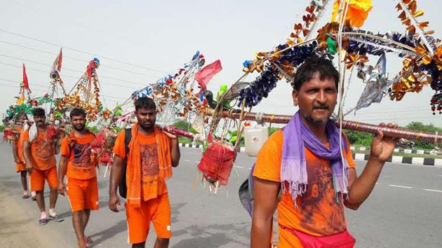 Kanwad Yatra is in full swing nowadays .Devotees of Shiv from Jhunjhnu (Rajsthan) with Kanwad are passing through Rohtak Photo by Manoj Dhaka/HindustanTimes