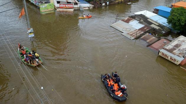 Navy personnel evacuate flood-affected people to safer places in Sangli district in the western state of Maharashtra, India, August 10, 2019. REUTERS/Stringer NO RESALES. NO ARCHIVES. (REUTERS) Navy personnel evacuate flood-affected people to safer places in Sangli district in the western state of Maharashtra, India, August 10, 2019. REUTERS/Stringer NO RESALES. NO ARCHIVES. (REUTERS)