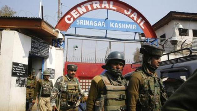 The group of prisoners shifted to Lucknow are mainly from separatist groups from Jammu and Kashmir.(Waseem Andrabi / HT photo) The group of prisoners shifted to Lucknow are mainly from separatist groups from Jammu and Kashmir.(Waseem Andrabi / HT photo)