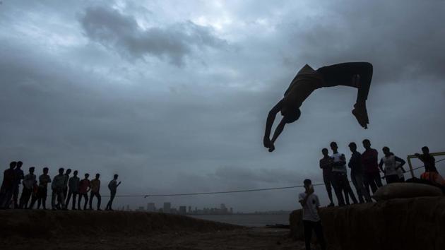 People watch as a group of B-boying practice their skills at Girgaum chowpatty in Mumbai. (Pratik Chorge / HT Photo) People watch as a group of B-boying practice their skills at Girgaum chowpatty in Mumbai. (Pratik Chorge / HT Photo)