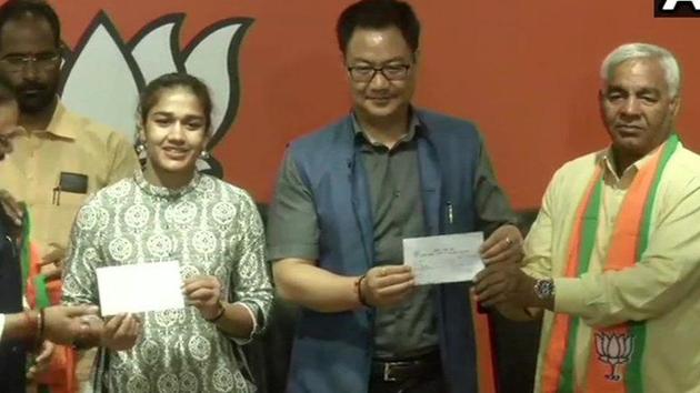 Wrestler Babita Phogat, father join BJP in the presence of Union sports and youth affairs minister Kiren Rijiju, party’s general secretary in-charge of Haryana Anil Jain and its state chief Subhash Badala.(Twitter/@ANI)