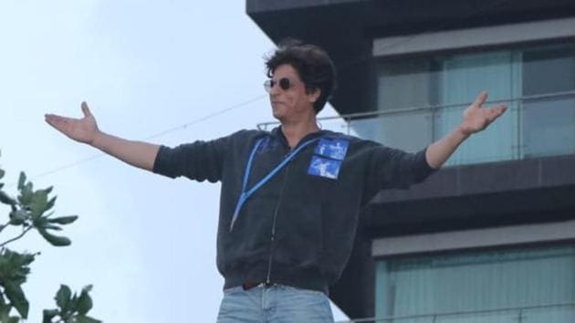 Shah Rukh Khan greets fans outside Mannat on Eid.(Varinder Chawla) Shah Rukh Khan greets fans outside Mannat on Eid.(Varinder Chawla)