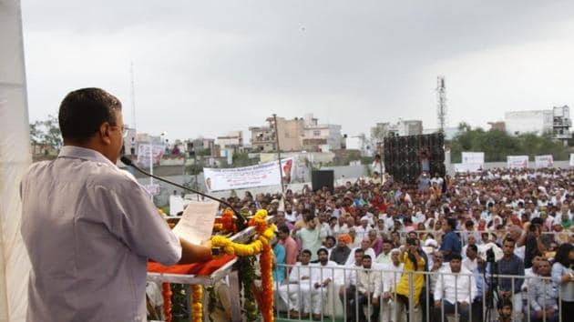 Delhi CM Arvind Kejriwal speaks to the public in Mundka.(Twitter)