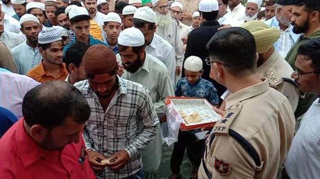 People offered namaz in the morning at Mohalla mosques in various parts of Srinagar on Eid on Monday.(ANI Photo)