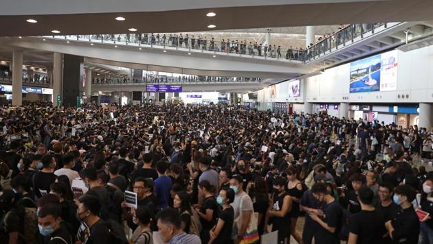 Demonstrators gather during a protest at the Hong Kong International Airport in Hong Kong, China, on Monday, August 12, 2019.(Bloomberg photo) Demonstrators gather during a protest at the Hong Kong International Airport in Hong Kong, China, on Monday, August 12, 2019.(Bloomberg photo)