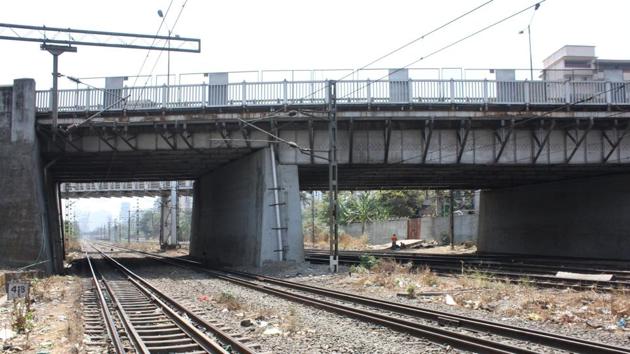 Centeral Railway has asked the KDMC to shut the Dombivili rail over bridge after it was declared unsafe.(Praful Gangurde/HT Photo(Represtative image)) Centeral Railway has asked the KDMC to shut the Dombivili rail over bridge after it was declared unsafe.(Praful Gangurde/HT Photo(Represtative image))