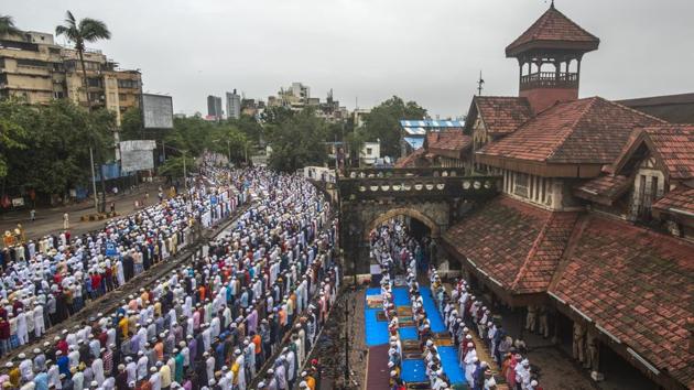 Eid al-Adha prayers at Bandra station, in Mumbai, Maharashtra. In Maharashtra, devotees gathered in high numbers to offer namaz at Hamidiya Masjid. (Pratik Chorge / HT Photo)
