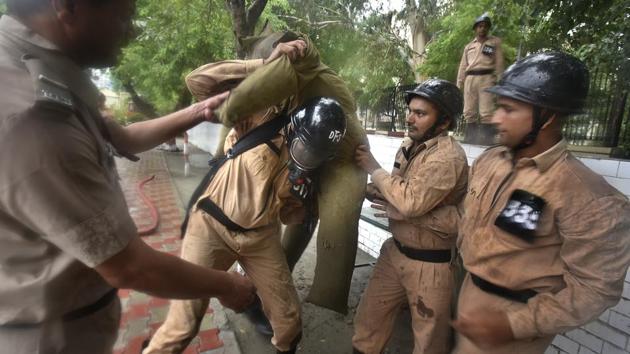 Lifting an injured person is the most crucial part since lifting incorrectly may aggravate injuries. Some of the lifts that the firemen are taught are – fireman’s lift: lifting on shoulder, pick a back: carrying a victim on back and chair lift: two firemen making an injured sit on their arms and carrying them out. (Raj K Raj / HT Photo) 