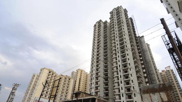 The District Consumer Disputes Redressal Forum has directed a real estate developer to either deliver a vacant 2BHK flat admeasuring 800 sqft or refund an amount of <span class='webrupee'>₹</span>5 lakh with 20 per cent interest to the widow of the deceased who had booked an apartment by the developer in 2002. (Photo by Sunil Ghosh / Hindustan Times)