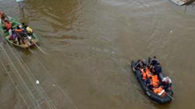 Navy personnel evacuate flood-affected people to safer places in Sangli district in the western state of Maharashtra.(REUTERS)