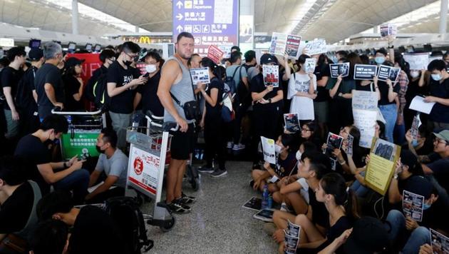 Passengers wait at the departure hall as all flights were cancelled after anti-extradition bill protesters flooded Hong Kong airport.(REUTERS)