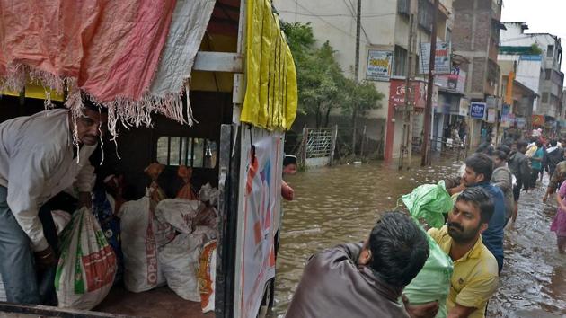 Food being supplied to flood affected people in Sangli, Maharashtra.(Hindustan Times Photo)