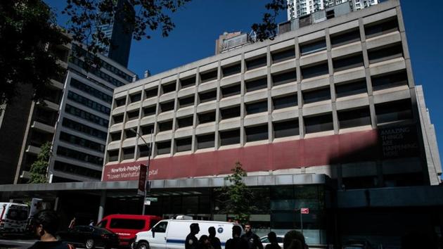 Police officers stand outside New York Presbyterian-Lower Manhattan Hospital, where Jeffrey Epstein's body was transported, in Manhattan borough of New York City, New York, U.S., August 10, 2019.(REUTERS) Police officers stand outside New York Presbyterian-Lower Manhattan Hospital, where Jeffrey Epstein's body was transported, in Manhattan borough of New York City, New York, U.S., August 10, 2019.(REUTERS)
