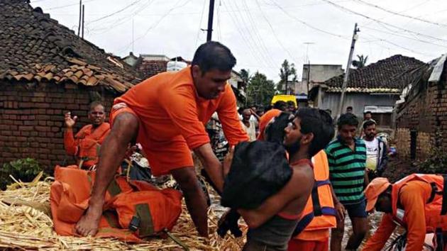 National Disaster Response Force (NDRF) continue the rescue and relief operations in Shirol, Kolhapur on Tuesday. NDRF teams also carrying fodder with them for affected animals.(ANI Photo)