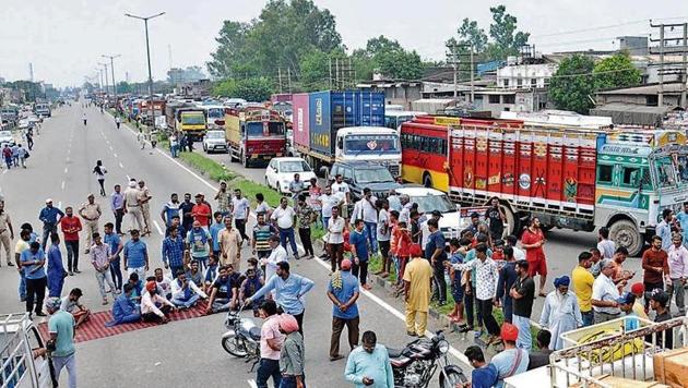 Ravidas community holding protest on the Jalandhar - Amritsar highway.(HT File Photo)