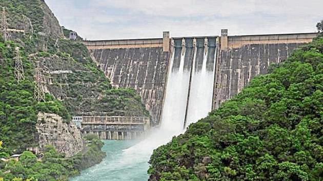 Keeping tabs on the water level, the BBMB last week increased the water outflow from 20,000 cusecs to 31,615 cusecs.(Bharat Bhushan/ Hindustan Times) Keeping tabs on the water level, the BBMB last week increased the water outflow from 20,000 cusecs to 31,615 cusecs.(Bharat Bhushan/ Hindustan Times)