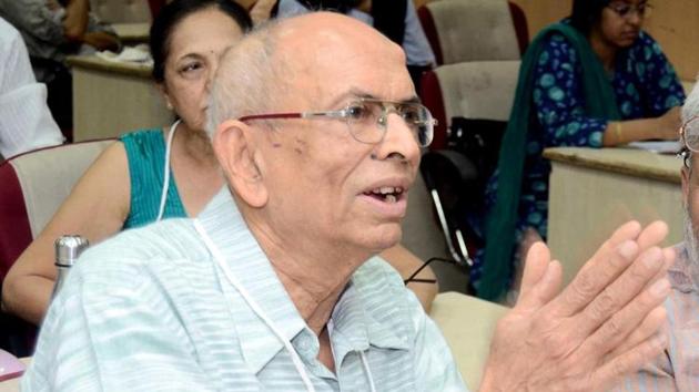 Eminent ecologist Madhav Gadgil has blamed “mismanagement” in the release of water from major dams such as Koyna, Warna and Radhanagari in western Maharashtra for widespread floods in Sangli and Kolhapur districts.(Ravindra Joshi/HT PHOTO)