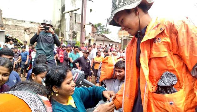 Some women in Maharashtra’s Kolhapur district were seen tying ‘rakhis’ on the wrist of NDRF personnel.(Twitter/@indiannavy)