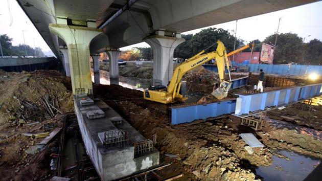 The Noida authority has issued a show-cause notice to a contractor seeking the reason for delay in starting construction work on Bahlolpur-Sector 63 underpass on the Faridabad-Noida-Ghaziabad Expressway. (Amal KS/HT PHOTO) The Noida authority has issued a show-cause notice to a contractor seeking the reason for delay in starting construction work on Bahlolpur-Sector 63 underpass on the Faridabad-Noida-Ghaziabad Expressway. (Amal KS/HT PHOTO)