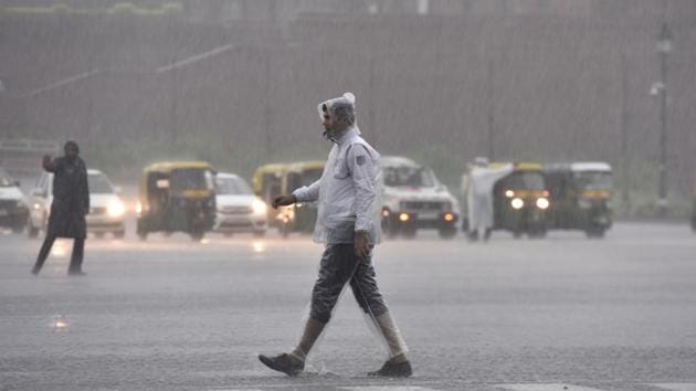 Come Thursday, Delhiites will have to shell out at least Rs 1,000 as fines for a traffic offence, under the amended Motor Vehicles Act. (Sanjeev Verma/HT PHOTO) Come Thursday, Delhiites will have to shell out at least Rs 1,000 as fines for a traffic offence, under the amended Motor Vehicles Act. (Sanjeev Verma/HT PHOTO)