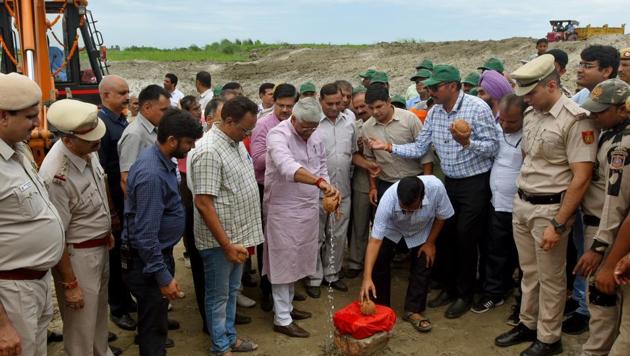 Jal Shakti Minister Gajendra Singh Shekhawat along with Delhi Chief Minister Arvind Kejriwal inaugurated a natural water reservoir project to conserve rainwater on the floodplains of river Yamuna, at Sungarpur, in New Delhi, last week (Amal KS/HT PHOTO) Jal Shakti Minister Gajendra Singh Shekhawat along with Delhi Chief Minister Arvind Kejriwal inaugurated a natural water reservoir project to conserve rainwater on the floodplains of river Yamuna, at Sungarpur, in New Delhi, last week (Amal KS/HT PHOTO)
