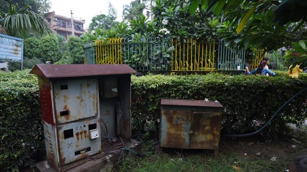 Open fuse boxes and electric panels at colony parks maintained by the North Delhi Municipal Corporation in Kirti Nagar and Moti Nagar neighbourhoods have become a serious cause of concern for residents. (Sanchit Khanna/HT PHOTO) Open fuse boxes and electric panels at colony parks maintained by the North Delhi Municipal Corporation in Kirti Nagar and Moti Nagar neighbourhoods have become a serious cause of concern for residents. (Sanchit Khanna/HT PHOTO)