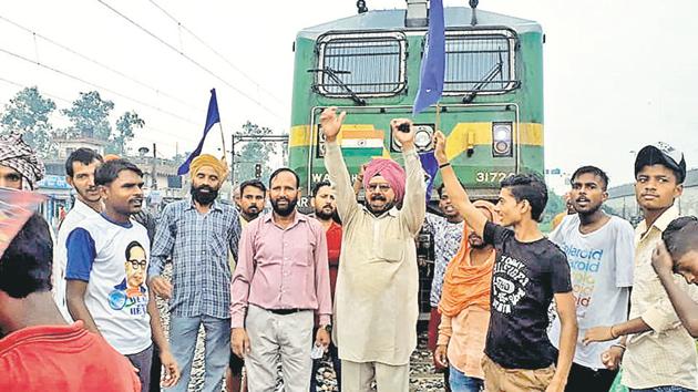 Protesters blocking tracks at Dhandari Kalan k in Ludhiana during Punjab bandh to protest the demolition of a Guru Ravidas temple in Delhi. (Gurpreet Singh/HT) Protesters blocking tracks at Dhandari Kalan k in Ludhiana during Punjab bandh to protest the demolition of a Guru Ravidas temple in Delhi. (Gurpreet Singh/HT)