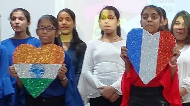 Students were enlightened about the importance of foreign languages (HT) Students were enlightened about the importance of foreign languages (HT)