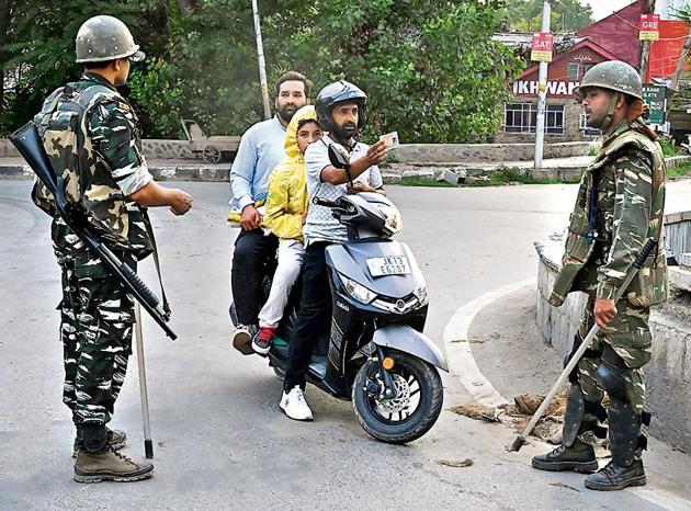 Local residents face security checks during a lockdown in Srinagar.(Photo: AFP) Local residents face security checks during a lockdown in Srinagar.(Photo: AFP)