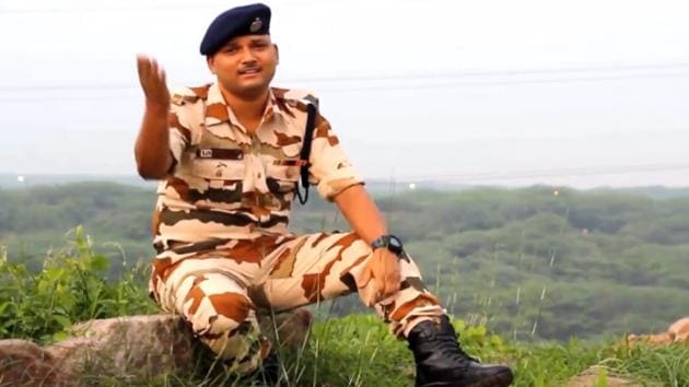 ITBP constable Lovely Singh sings Sandese Aate Hain ahead of Independence Day. (Twitter/@ITBP_official) ITBP constable Lovely Singh sings Sandese Aate Hain ahead of Independence Day. (Twitter/@ITBP_official)