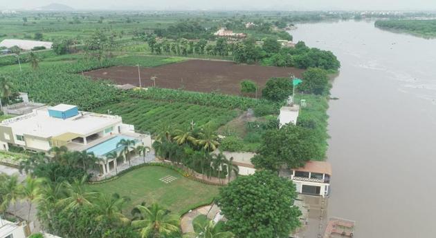 Telugu Desam Party president and former Andhra Pradesh chief minister N Chandrababu Naidu’s residence at Amravati is facing the threat of flooding as a a bloated Krishna river continues to rise.(HT PHOTO)