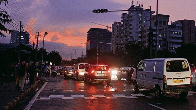 Vehicles moved slowly on Bakhtawar Singh Road, near Medanta hospital, in Gurugram on Tuesday. HVZ has executed certain engineering changes at Bakhtawar Chowk.(Yogendra Kumar/HT PHOTO) Vehicles moved slowly on Bakhtawar Singh Road, near Medanta hospital, in Gurugram on Tuesday. HVZ has executed certain engineering changes at Bakhtawar Chowk.(Yogendra Kumar/HT PHOTO)