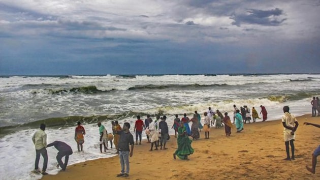 The flood warning came as Indian Meteorological Department on Tuesday sounded a red alert for the districts of Sundargarh, Bolangir, Kalahandi, Boudh, Sonepur, Nuapada and Jharsuguda predicting extremely heavy rains. (HT image) The flood warning came as Indian Meteorological Department on Tuesday sounded a red alert for the districts of Sundargarh, Bolangir, Kalahandi, Boudh, Sonepur, Nuapada and Jharsuguda predicting extremely heavy rains. (HT image)