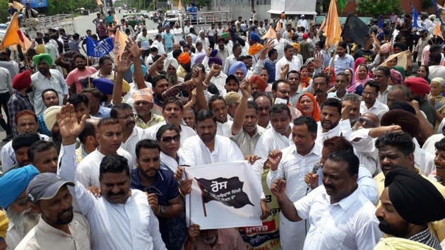 Protesters blocked road traffic at various places, including on the Jalandhar-Delhi national highway. (HT Photo/ Bharat Bhushan) Protesters blocked road traffic at various places, including on the Jalandhar-Delhi national highway. (HT Photo/ Bharat Bhushan)