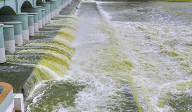 Nanjangud town, 169 km southwest of Bengaluru was inundated with water as the floodgates of the Kabini reservoir were opened.(HT Photo)