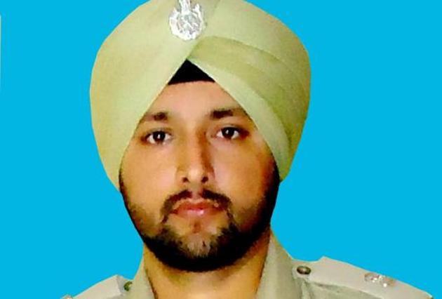 CRPF Deputy Commandant Harshpal Singh had been awarded four gallantry medals before the 73rd Independence Day for his exploits against Maoists.(HT Photo)