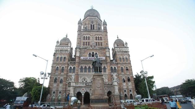 For the first time, instead of keeping its available reserved funds – <span class='webrupee'>₹</span>66,958.09 crore – in fixed deposits in banks, the Brihanmumbai Municipal Corporation (BMC) is exploring other investment options.(Hemant Padalkar/Hindustan Times)