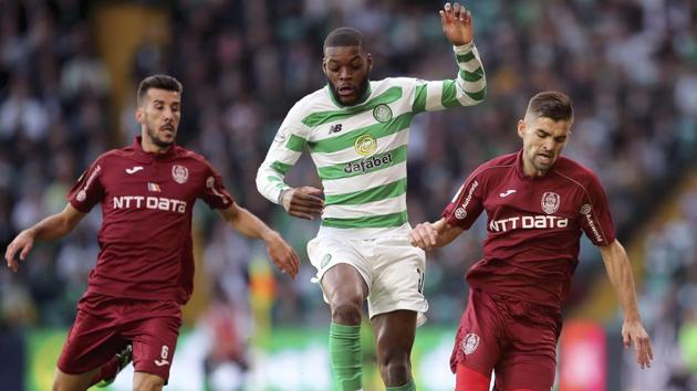 Celtic's Olivier Ntcham centre, battles for the ball with Cluj's Luis Aurelio, left and Mateo Susic.(AP)