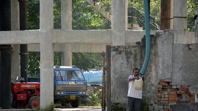 The situation, according to groundwater department officials, has reached an alarming level and in another 5-6 years, city areas will experience a “heavy shortage”.(Sakib Ali /Hindustan Times (Representative image)) The situation, according to groundwater department officials, has reached an alarming level and in another 5-6 years, city areas will experience a “heavy shortage”.(Sakib Ali /Hindustan Times (Representative image))