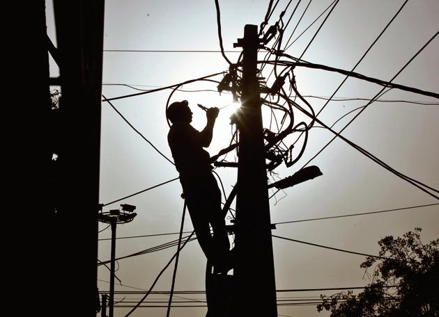 In 2014, Delhi had faced 117 million units of power cuts. Fast forward to 2018, Delhi faced just 17.8 million units of cuts, 85% lower than in 2014(Raj K Raj/Hindustan Times)