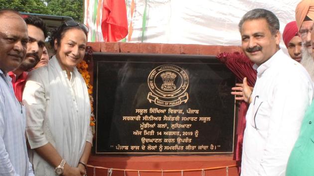 Education minister Vijay Inder Singla laying the foundation stone of smart classes at Mundi Kalan, Ludhiana on Wednesday.(HT PHOTO)