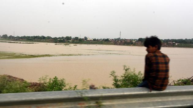 Flooded Burhi Gandak river in Muzzaffarpur. The shelter home scandal had barely been forgotten when Muzaffarpur hit the headlines again with the Acute Encephalitis Syndrome (AES) outbreak. Still considered a mystery disease, AES is a group of clinically similar neurologic manifestations caused by several viruses, bacteria, fungus, parasites, spirochetes, chemicals and toxins. The disease most commonly affects children and young adults. (Parwaz Khan / HT Photo) Flooded Burhi Gandak river in Muzzaffarpur. The shelter home scandal had barely been forgotten when Muzaffarpur hit the headlines again with the Acute Encephalitis Syndrome (AES) outbreak. Still considered a mystery disease, AES is a group of clinically similar neurologic manifestations caused by several viruses, bacteria, fungus, parasites, spirochetes, chemicals and toxins. The disease most commonly affects children and young adults. (Parwaz Khan / HT Photo)